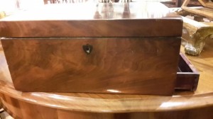 Scatola porta oggetti in legno di mogano  con cassetto laterale, fine '800                   