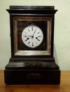 Orologio da tavolo cassa in legno laccato XIX secolo                      