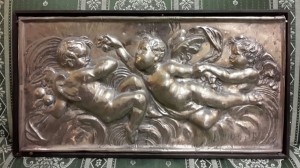 Bassorilievo in rame sbalzato argentato con 3 putti fine '800                  