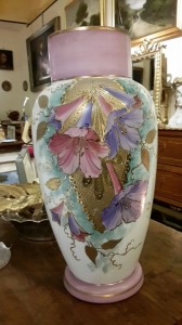 Vaso in opalina con decorazioni floreali rifinito in oro primi '900          