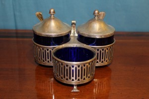 Saliera in argento con contenitori in vetro blu XIX secolo                       