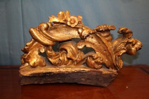 Fregio in legno dorato del XVII secolo                        